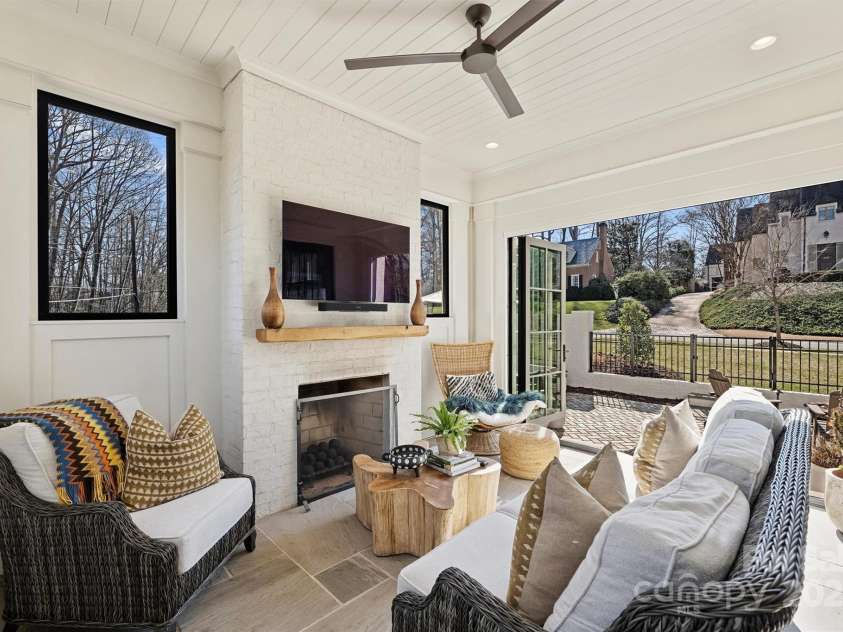 2509 Montrose Court, Charlotte, NC 28207.  MLS# CAR4228523, YatesRealty ID 109. Tri-fold Glass Wall