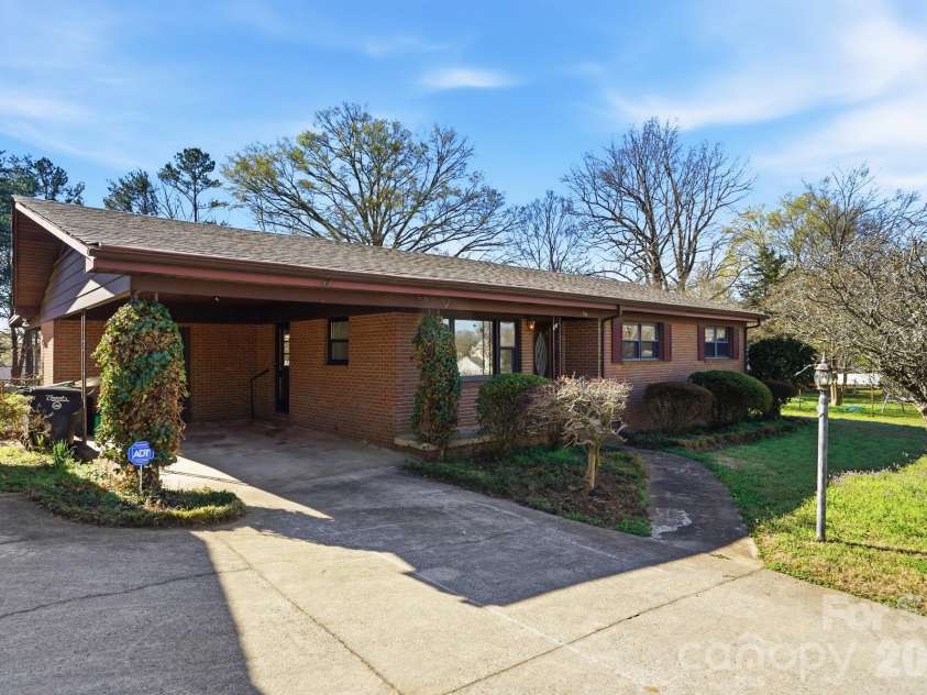456 Debra Circle, Concord, NC 28025.  MLS# CAR4354481, YatesRealty ID 10900. 
