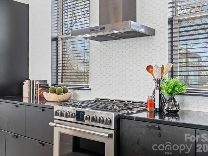 435 Steel Gardens Boulevard, Charlotte, NC 28205.  MLS# CAR4352693, YatesRealty ID 10901. Gas range.