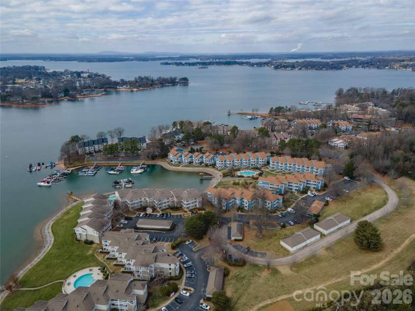 1113 Torrence Circle, Davidson, NC 28036.  MLS# CAR4337531, YatesRealty ID 10902. Close to groceries, restaurants and shopping.