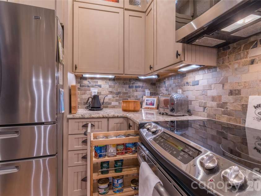 1113 Torrence Circle, Davidson, NC 28036.  MLS# CAR4337531, YatesRealty ID 10902. Custom cabinetry with extra storage.