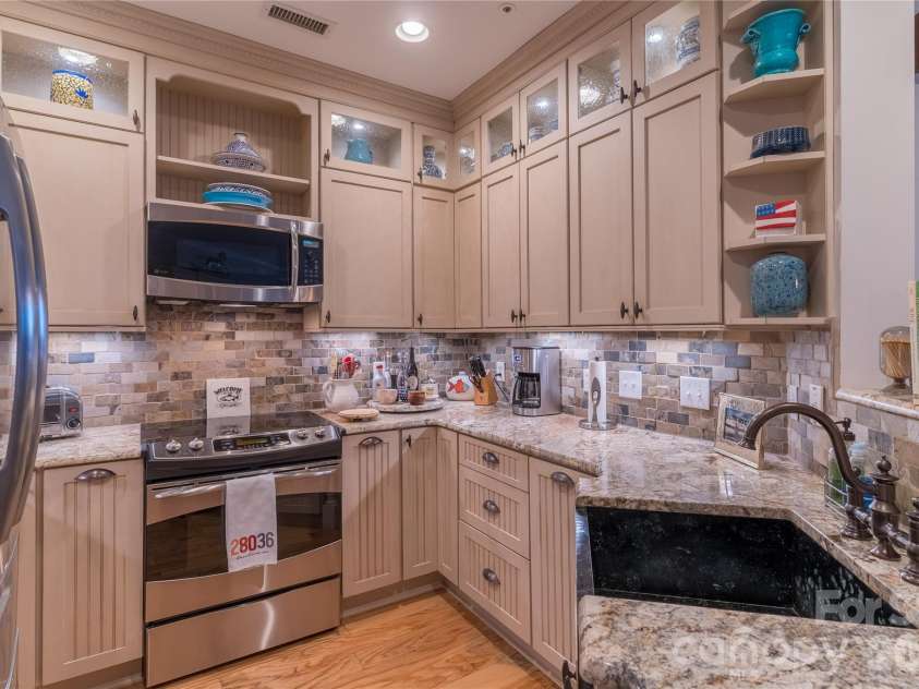 1113 Torrence Circle, Davidson, NC 28036.  MLS# CAR4337531, YatesRealty ID 10902. Custom cabinets and ighting.