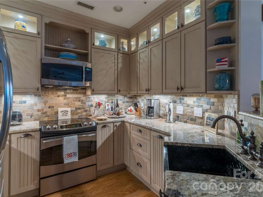 1113 Torrence Circle, Davidson, NC 28036.  MLS# CAR4337531, YatesRealty ID 10902. Granite farmhouse sink.