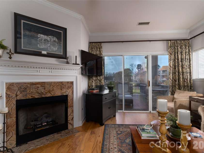 1113 Torrence Circle, Davidson, NC 28036.  MLS# CAR4337531, YatesRealty ID 10902. Smooth 9 foot ceilings with crown moulding.