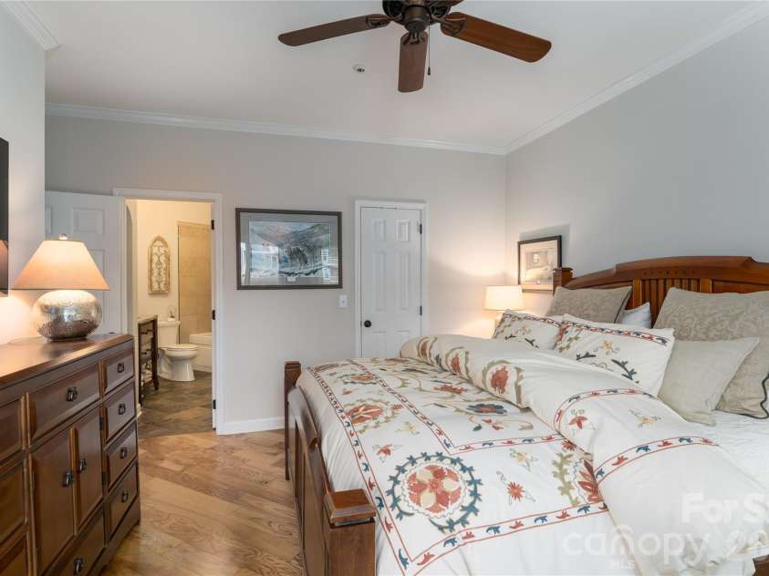 1113 Torrence Circle, Davidson, NC 28036.  MLS# CAR4337531, YatesRealty ID 10902. Spacious primary bedroom overlooks the lake.