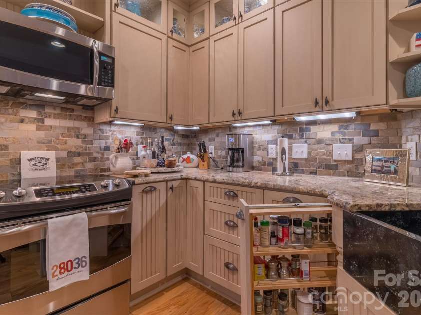 1113 Torrence Circle, Davidson, NC 28036.  MLS# CAR4337531, YatesRealty ID 10902. Spice rack pulls out for convenience.