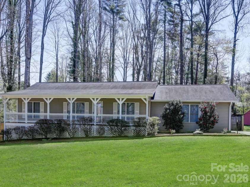 150 Westview Drive, Hendersonville, NC 28791.  MLS# CAR4366991, YatesRealty ID 10905. 