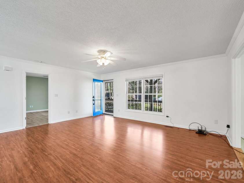 150 Westview Drive, Hendersonville, NC 28791.  MLS# CAR4366991, YatesRealty ID 10905. 