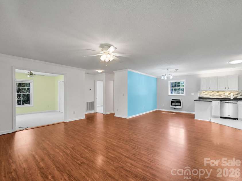 150 Westview Drive, Hendersonville, NC 28791.  MLS# CAR4366991, YatesRealty ID 10905. 