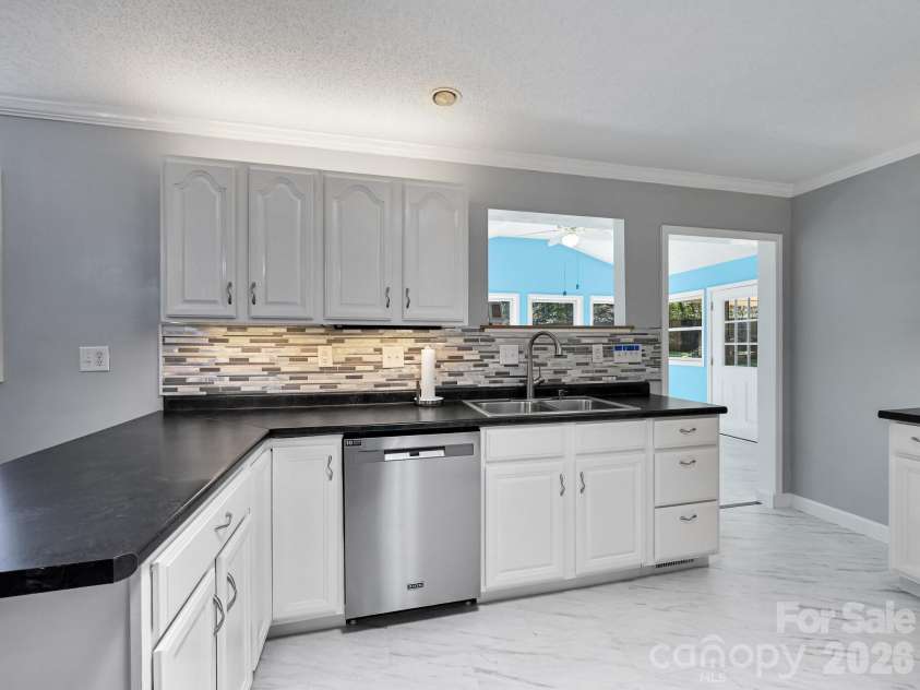 150 Westview Drive, Hendersonville, NC 28791.  MLS# CAR4366991, YatesRealty ID 10905. 