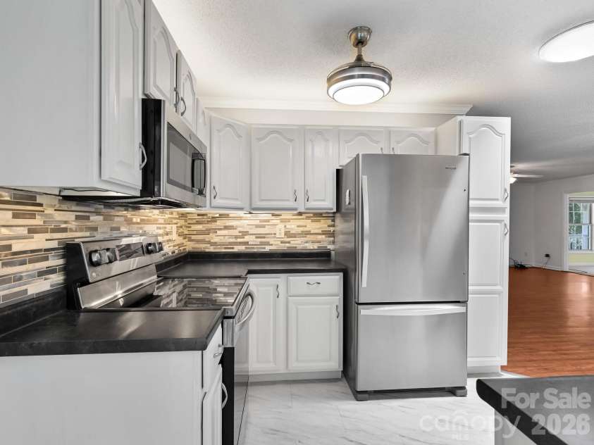 150 Westview Drive, Hendersonville, NC 28791.  MLS# CAR4366991, YatesRealty ID 10905. 