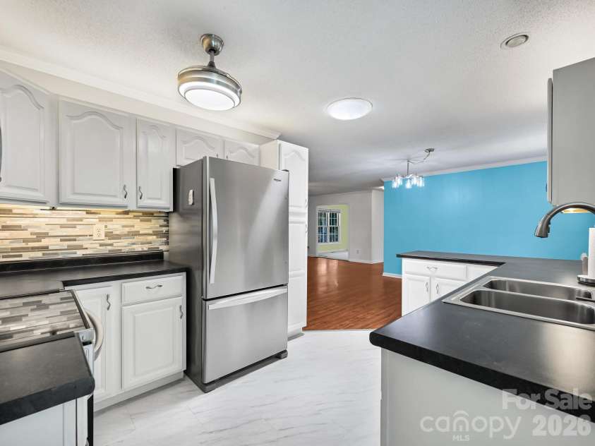 150 Westview Drive, Hendersonville, NC 28791.  MLS# CAR4366991, YatesRealty ID 10905. 