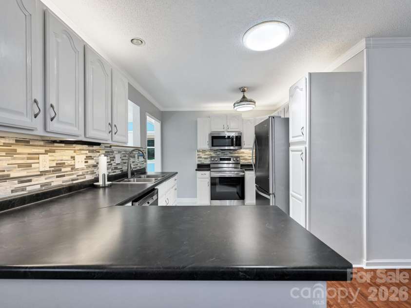150 Westview Drive, Hendersonville, NC 28791.  MLS# CAR4366991, YatesRealty ID 10905. 