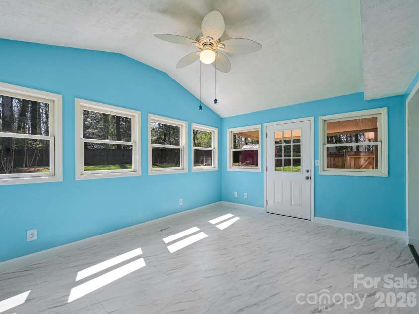 150 Westview Drive, Hendersonville, NC 28791.  MLS# CAR4366991, YatesRealty ID 10905. 