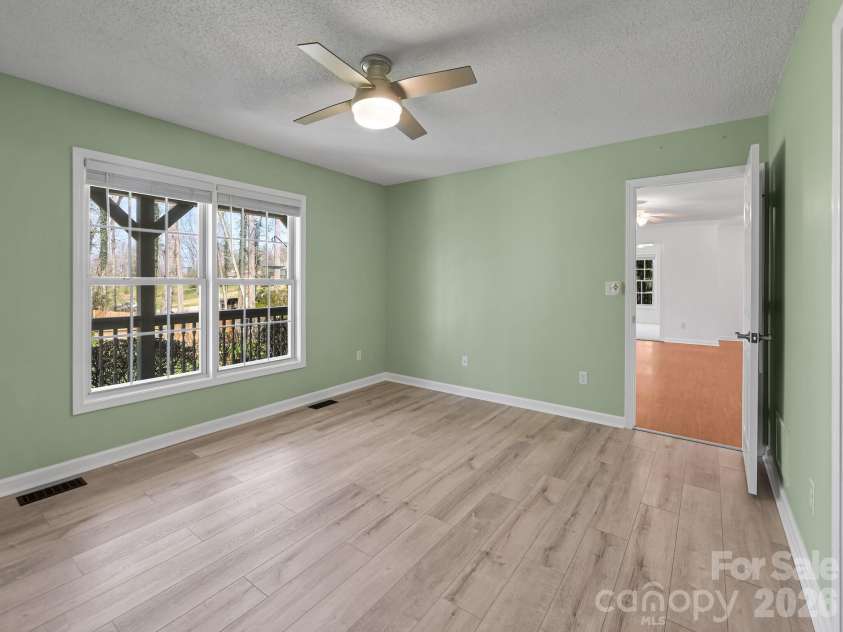 150 Westview Drive, Hendersonville, NC 28791.  MLS# CAR4366991, YatesRealty ID 10905. 