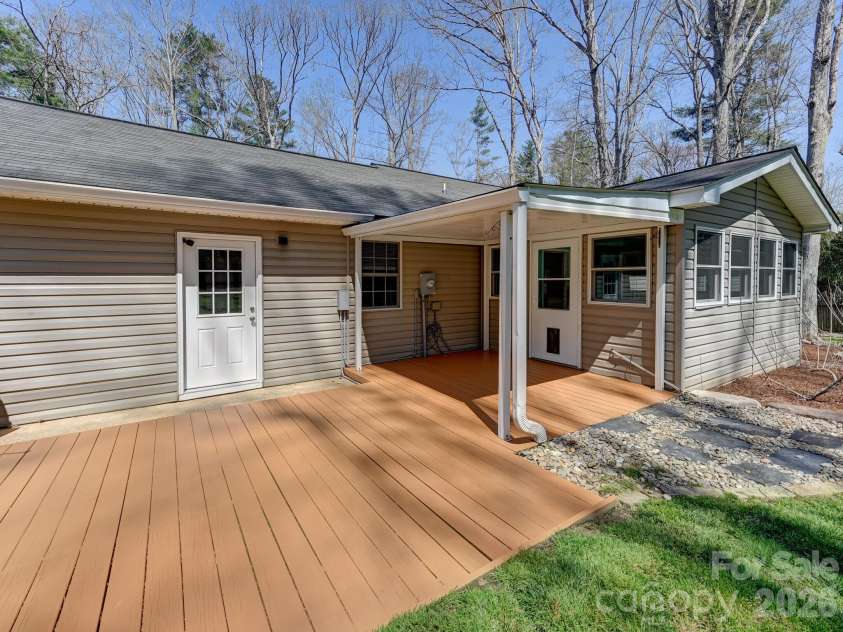 150 Westview Drive, Hendersonville, NC 28791.  MLS# CAR4366991, YatesRealty ID 10905. 