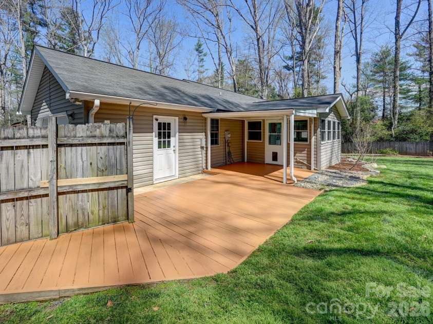 150 Westview Drive, Hendersonville, NC 28791.  MLS# CAR4366991, YatesRealty ID 10905. 