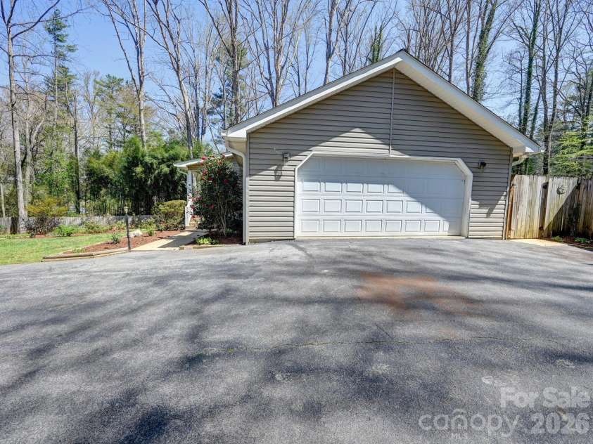 150 Westview Drive, Hendersonville, NC 28791.  MLS# CAR4366991, YatesRealty ID 10905. 