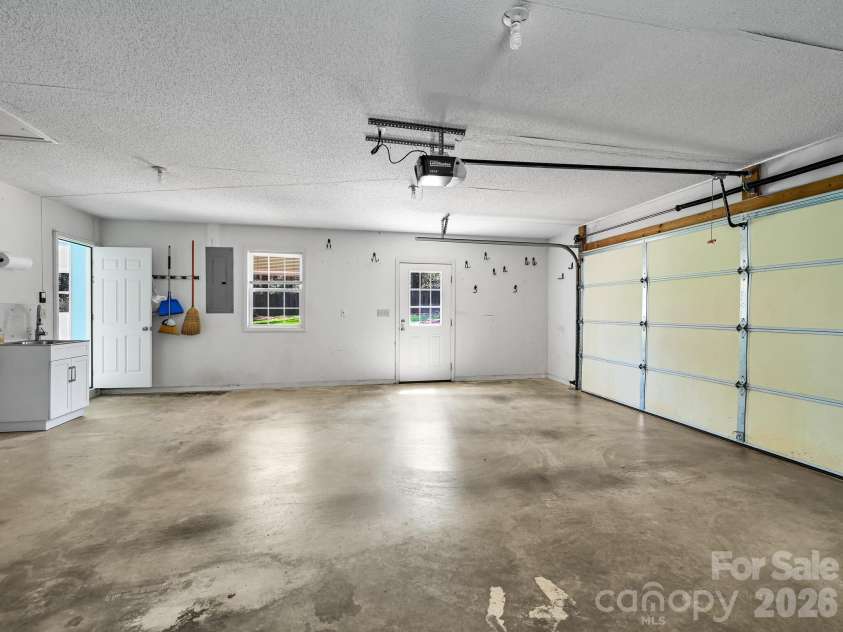 150 Westview Drive, Hendersonville, NC 28791.  MLS# CAR4366991, YatesRealty ID 10905. 