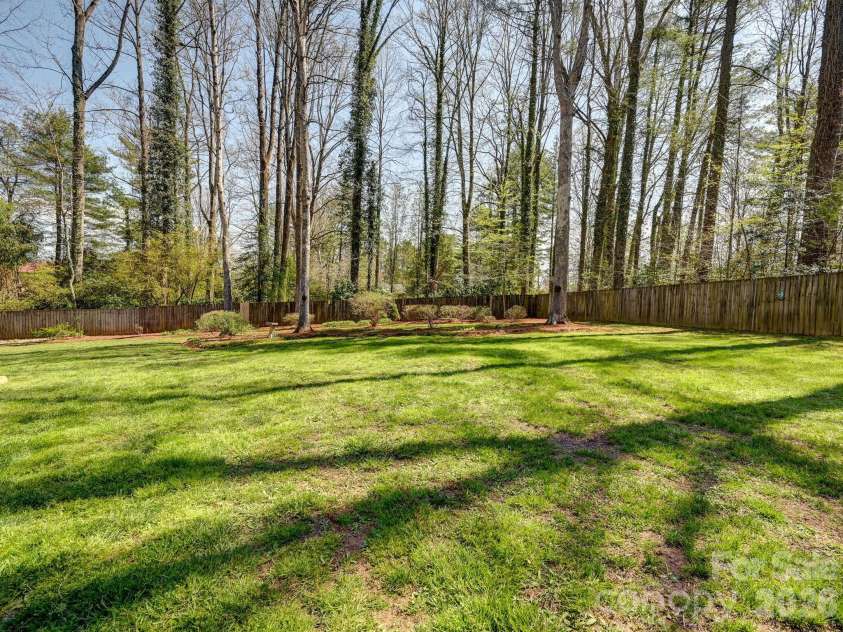 150 Westview Drive, Hendersonville, NC 28791.  MLS# CAR4366991, YatesRealty ID 10905. 