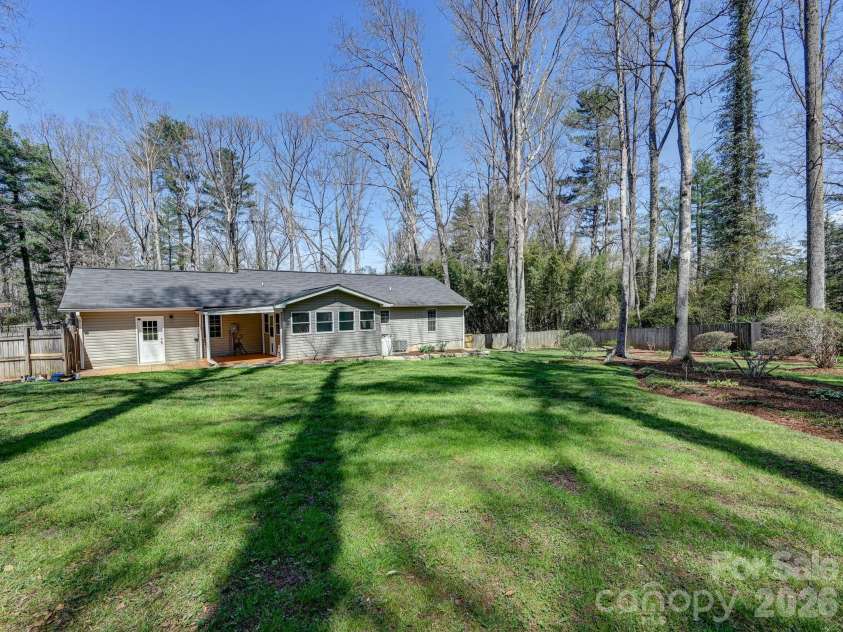 150 Westview Drive, Hendersonville, NC 28791.  MLS# CAR4366991, YatesRealty ID 10905. 