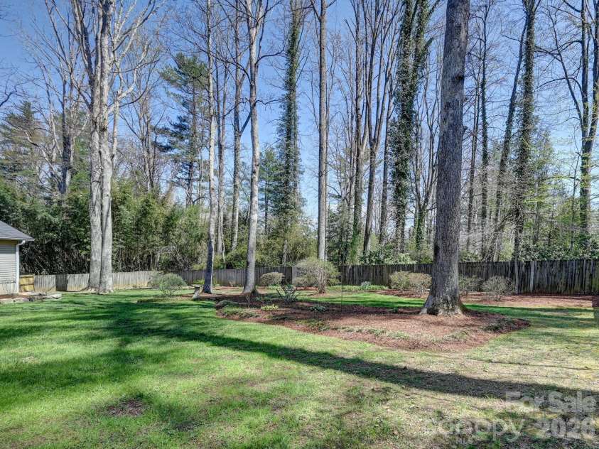 150 Westview Drive, Hendersonville, NC 28791.  MLS# CAR4366991, YatesRealty ID 10905. 