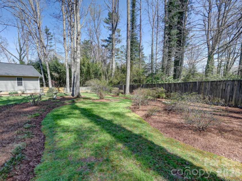 150 Westview Drive, Hendersonville, NC 28791.  MLS# CAR4366991, YatesRealty ID 10905. 