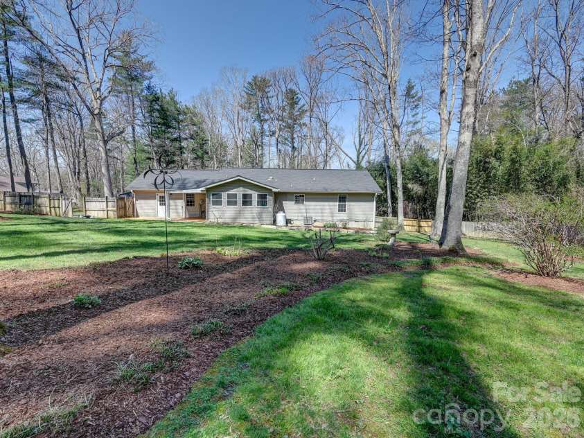 150 Westview Drive, Hendersonville, NC 28791.  MLS# CAR4366991, YatesRealty ID 10905. 