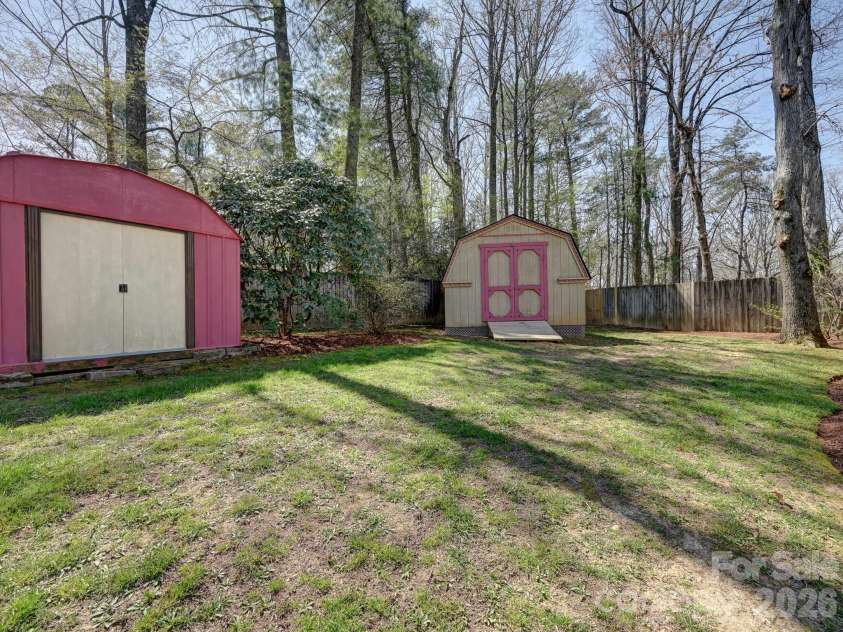 150 Westview Drive, Hendersonville, NC 28791.  MLS# CAR4366991, YatesRealty ID 10905. 