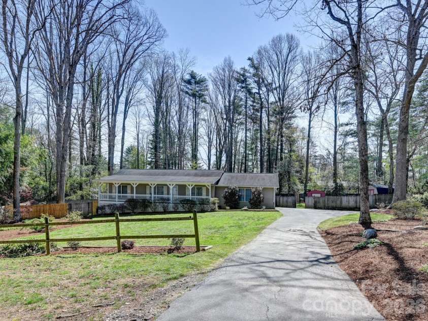 150 Westview Drive, Hendersonville, NC 28791.  MLS# CAR4366991, YatesRealty ID 10905. 