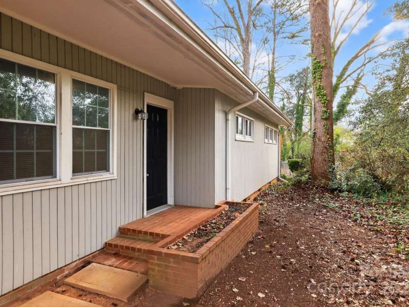 102 Maxine Street, Spartanburg, SC 29302.  MLS# CAR4324662, YatesRealty ID 10909. 