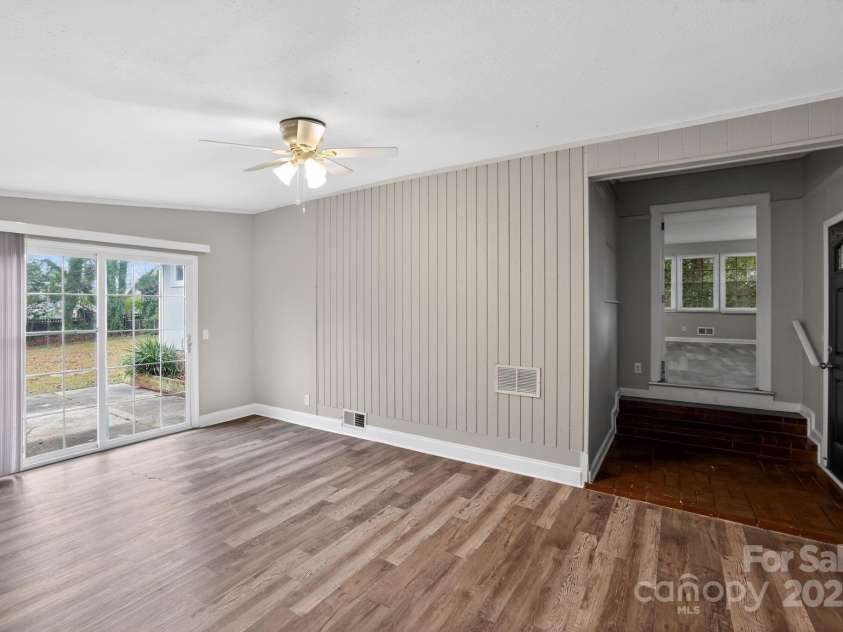 102 Maxine Street, Spartanburg, SC 29302.  MLS# CAR4324662, YatesRealty ID 10909. 
