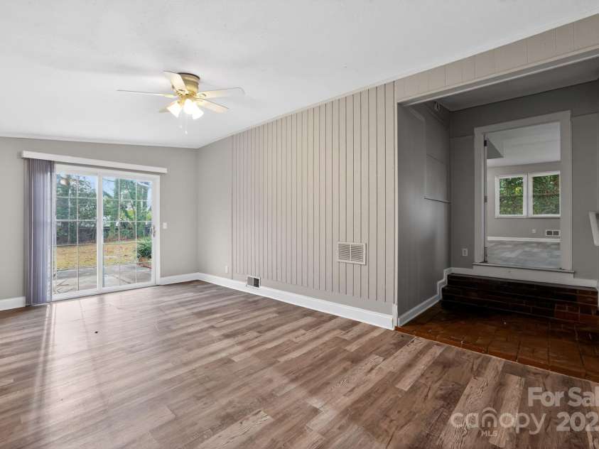 102 Maxine Street, Spartanburg, SC 29302.  MLS# CAR4324662, YatesRealty ID 10909. 