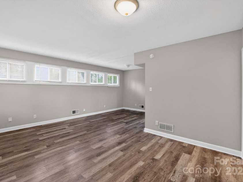 102 Maxine Street, Spartanburg, SC 29302.  MLS# CAR4324662, YatesRealty ID 10909. 
