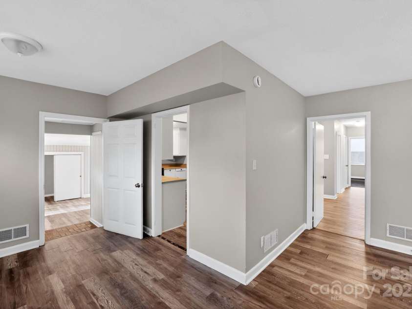 102 Maxine Street, Spartanburg, SC 29302.  MLS# CAR4324662, YatesRealty ID 10909. 