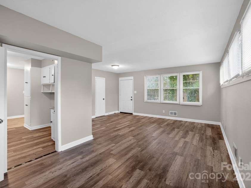 102 Maxine Street, Spartanburg, SC 29302.  MLS# CAR4324662, YatesRealty ID 10909. 
