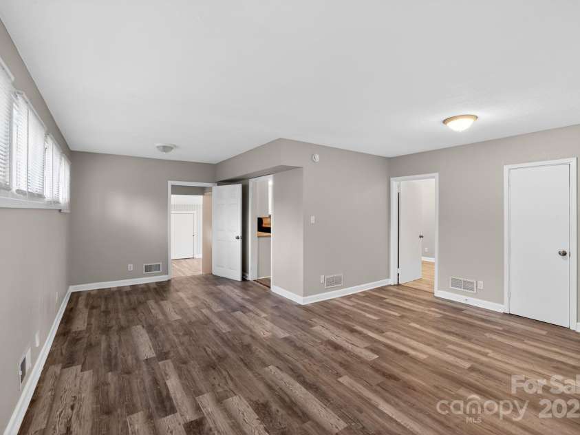 102 Maxine Street, Spartanburg, SC 29302.  MLS# CAR4324662, YatesRealty ID 10909. 