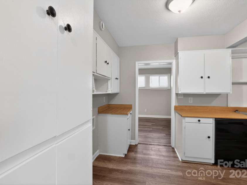 102 Maxine Street, Spartanburg, SC 29302.  MLS# CAR4324662, YatesRealty ID 10909. 