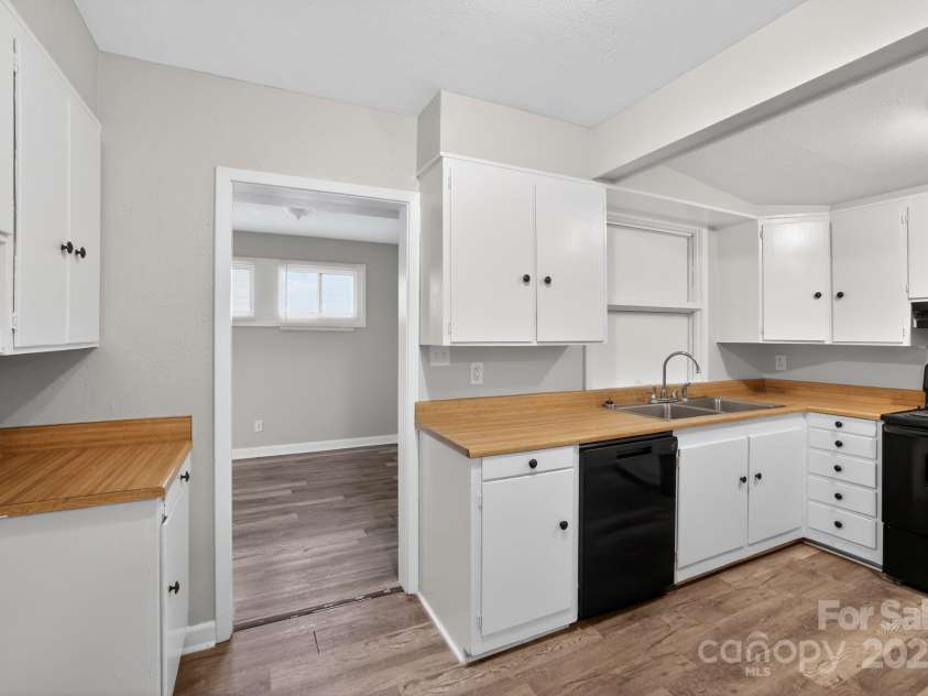 102 Maxine Street, Spartanburg, SC 29302.  MLS# CAR4324662, YatesRealty ID 10909. 