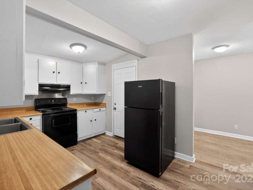 102 Maxine Street, Spartanburg, SC 29302.  MLS# CAR4324662, YatesRealty ID 10909. 