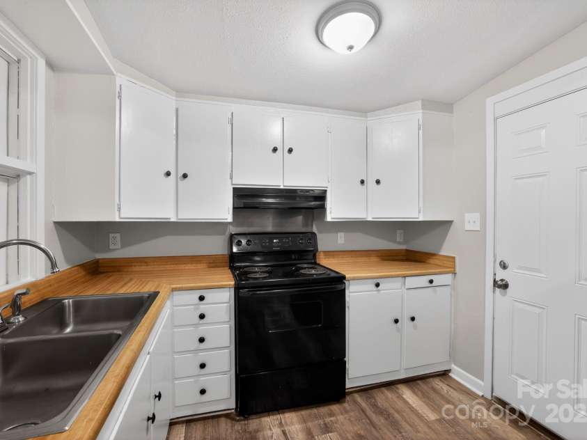 102 Maxine Street, Spartanburg, SC 29302.  MLS# CAR4324662, YatesRealty ID 10909. 
