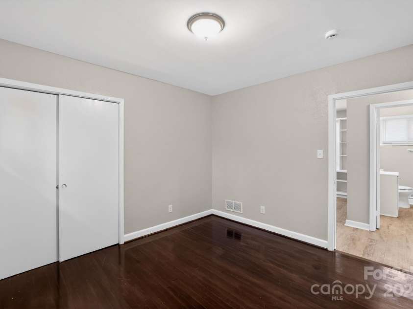 102 Maxine Street, Spartanburg, SC 29302.  MLS# CAR4324662, YatesRealty ID 10909. 