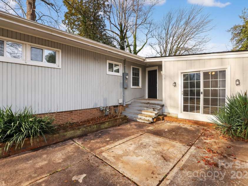 102 Maxine Street, Spartanburg, SC 29302.  MLS# CAR4324662, YatesRealty ID 10909. 