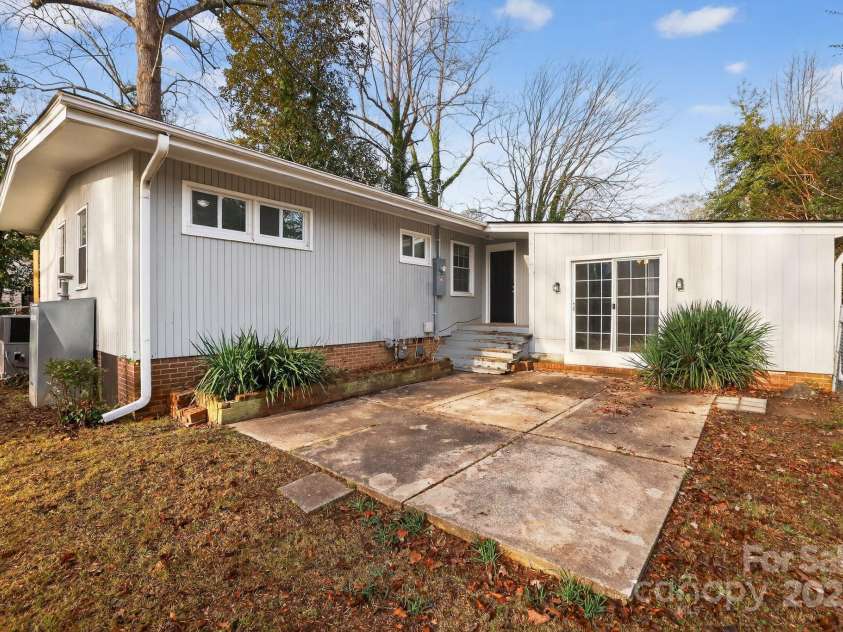 102 Maxine Street, Spartanburg, SC 29302.  MLS# CAR4324662, YatesRealty ID 10909. 