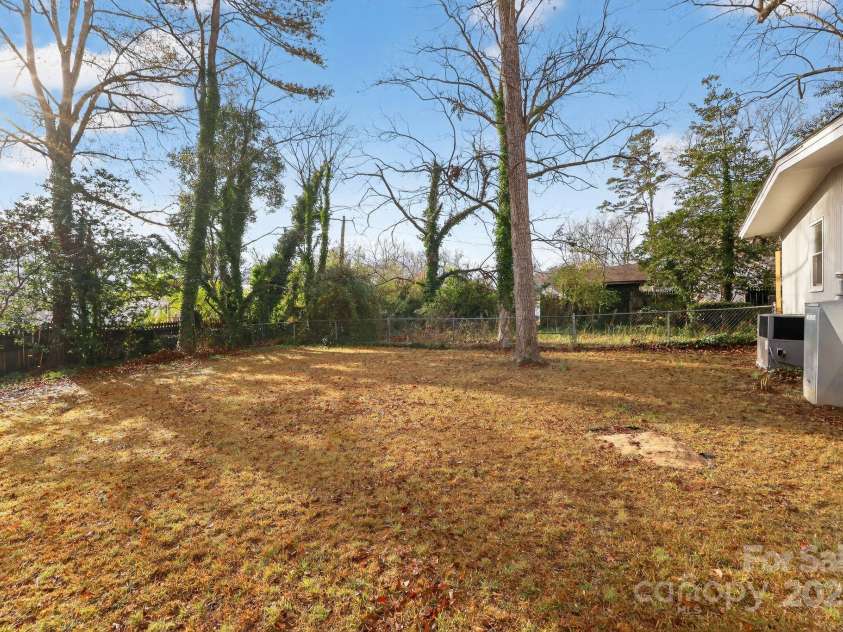 102 Maxine Street, Spartanburg, SC 29302.  MLS# CAR4324662, YatesRealty ID 10909. 