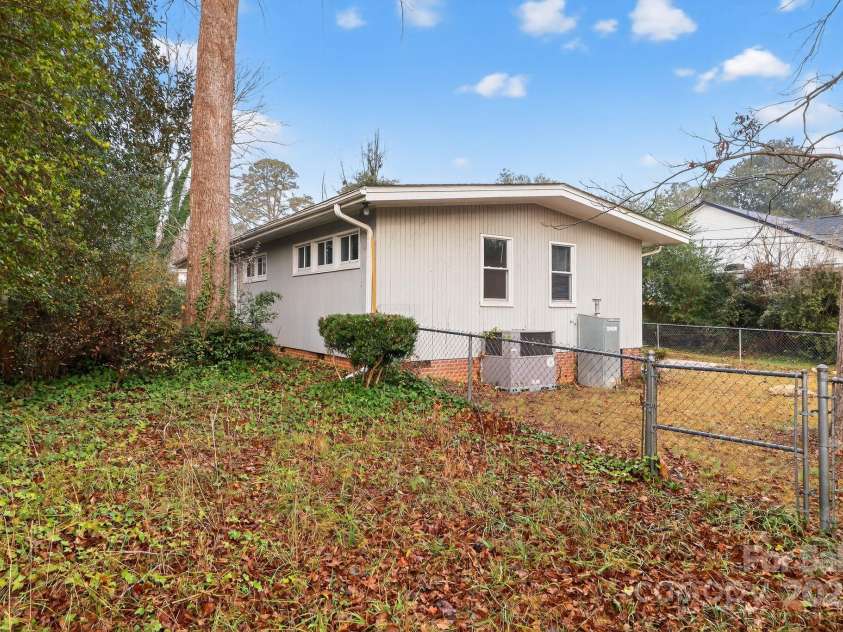 102 Maxine Street, Spartanburg, SC 29302.  MLS# CAR4324662, YatesRealty ID 10909. 