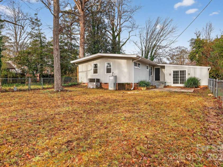 102 Maxine Street, Spartanburg, SC 29302.  MLS# CAR4324662, YatesRealty ID 10909. 