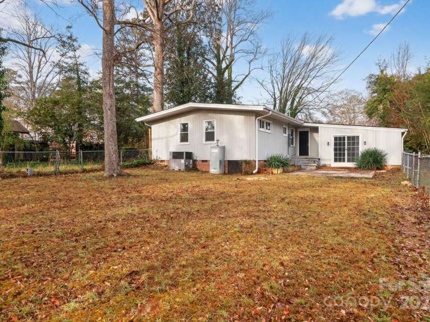 102 Maxine Street, Spartanburg, SC 29302.  MLS# CAR4324662, YatesRealty ID 10909. 