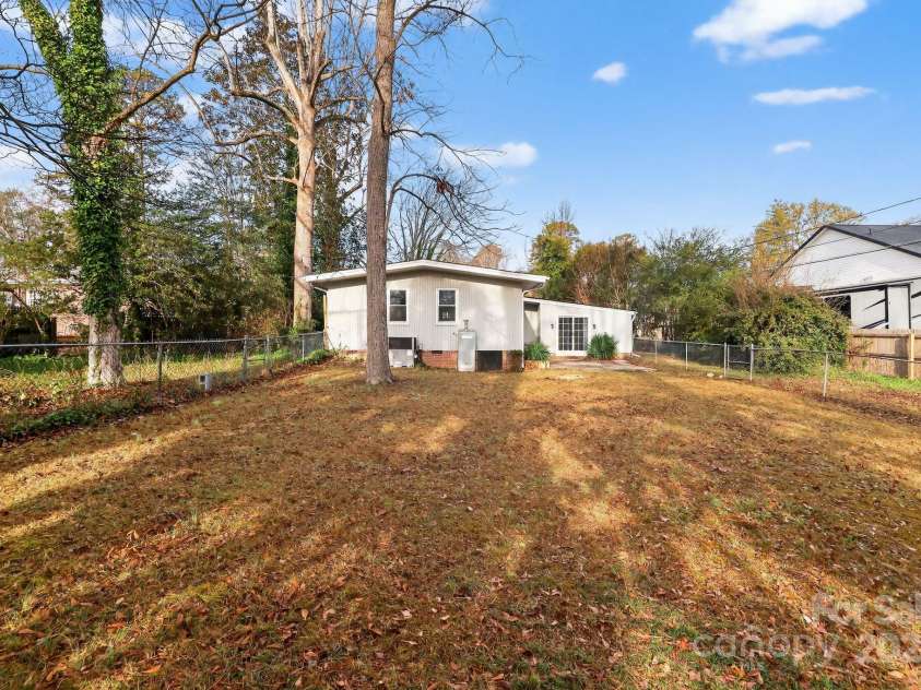 102 Maxine Street, Spartanburg, SC 29302.  MLS# CAR4324662, YatesRealty ID 10909. 