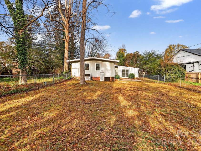 102 Maxine Street, Spartanburg, SC 29302.  MLS# CAR4324662, YatesRealty ID 10909. 